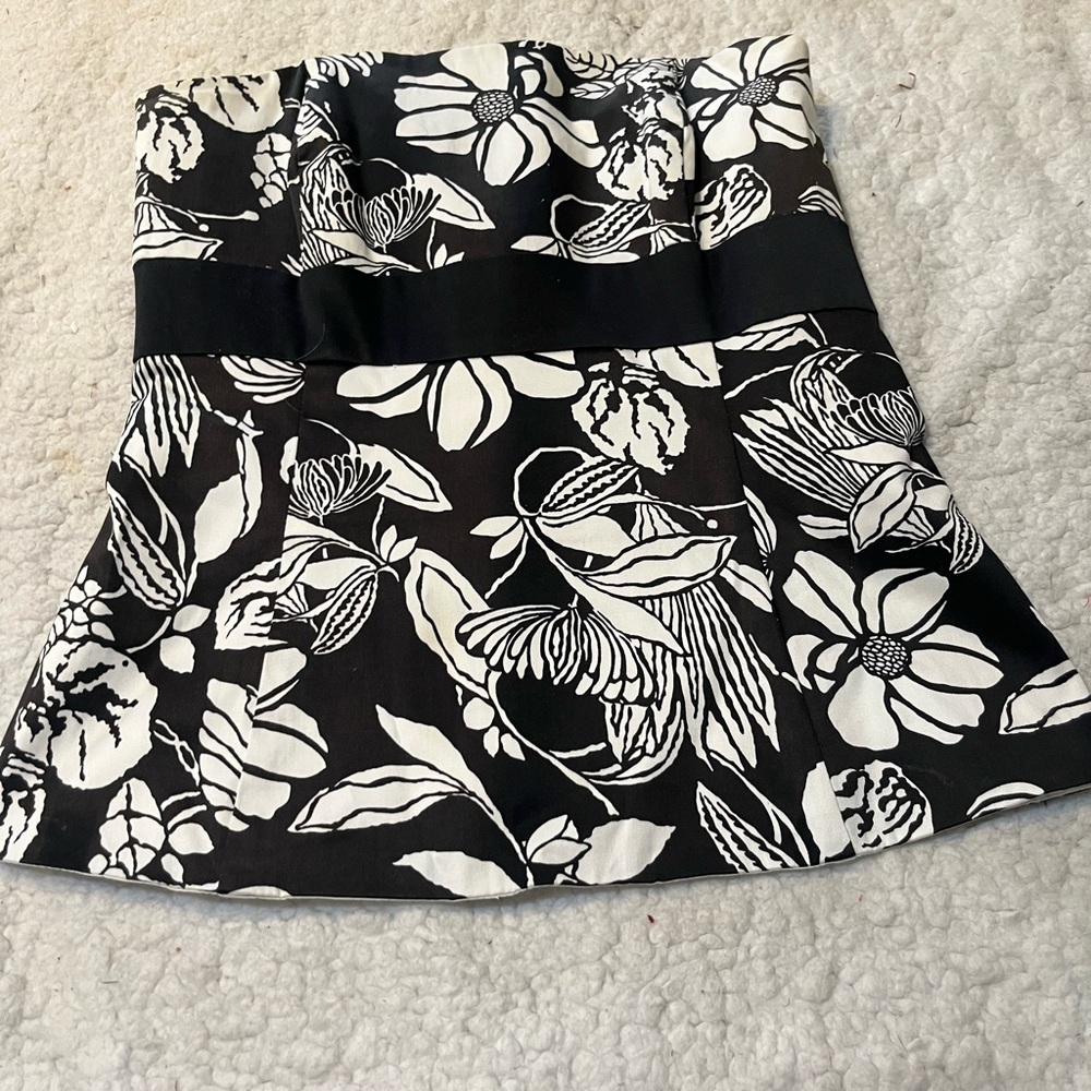 White House Black Market Black and White Floral Camisole Size 2